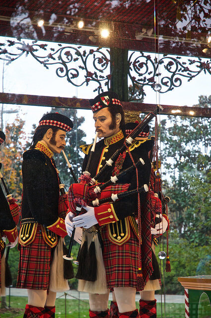 ELEVEN PIPERS PIPING